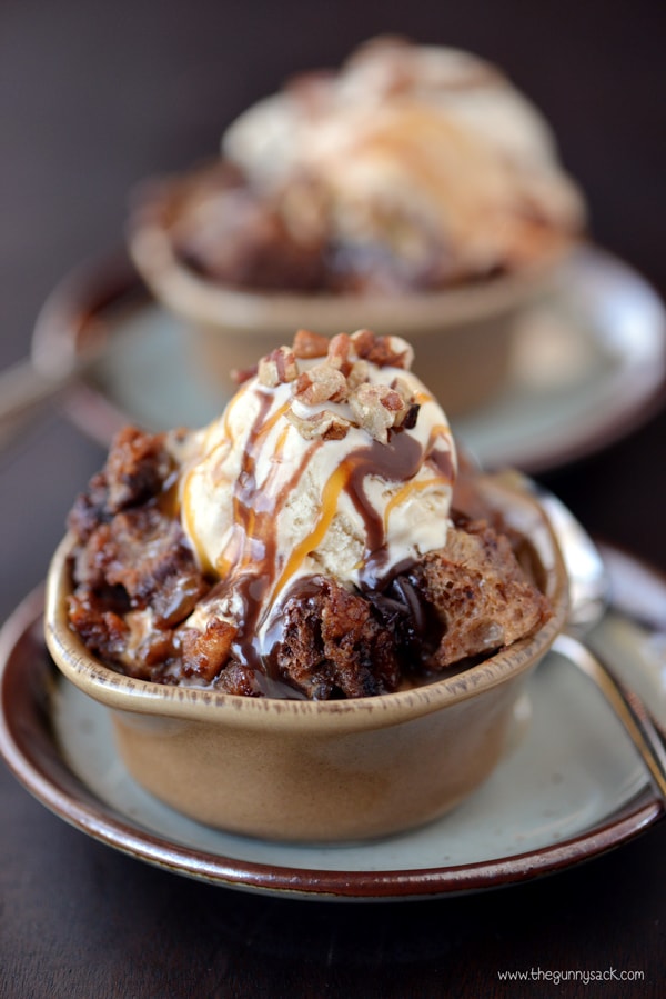 Slow Cooker Desserts - did you know you can use your slow cooker for more than just dinner meals? You can even make desserts! #slowcooker #slowcookerdesserts #desserts #crockpot #crockpotdesserts via www.sharpaspirant.com