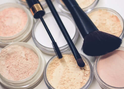 This step-by-step guide on how to apply makeup is so easy! Now, I know the basic makeup tips and tricks so I can apply makeup like a pro! #makeup #makeuptips #makeuphacks #makeupartist #makeuptutorial #beauty #beautytips #foundation #concealer #eyeliner #eyeshadow