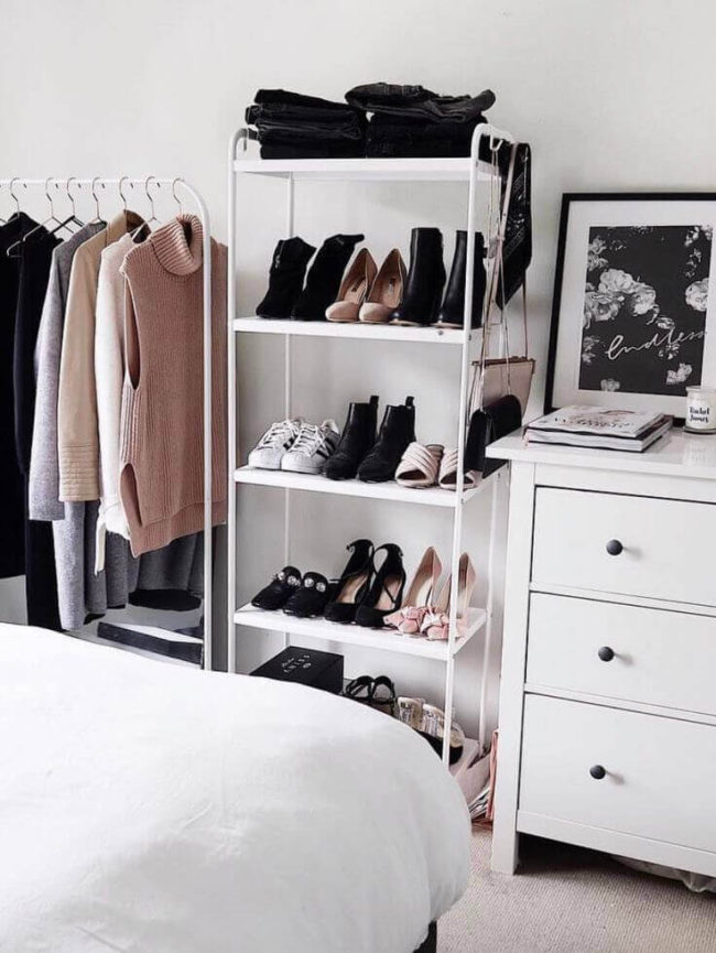Use a standalone shelf to store shoes, handbags and other accessories. #smallbedroomideas #smallbedroomstorageideas #spacesaving #bedroomideasforsmallrooms