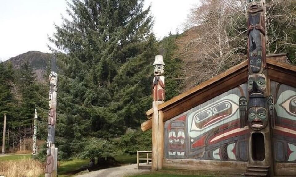 Totem Bight State Historical Park - one of the best places in ALASKA you shouldn't miss! Add this to your bucket list now for an unforgettable experience!