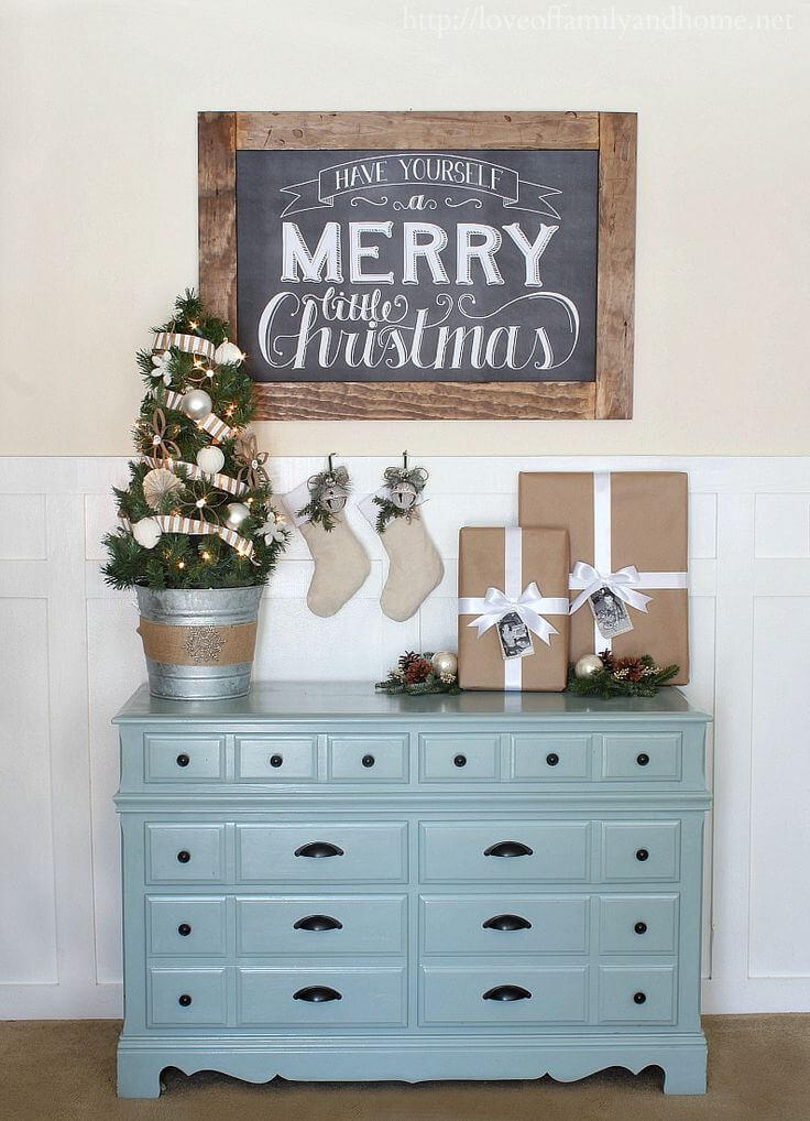 These brilliant Christmas decor ideas are perfect for your home, living room or apartment and will turn your small spaces to something fabulous in no time! christmas tree ideas. christmas crafts. christmas DIY and crafts. holidays. #christmastrees #christmasdecor #christmascrafts #christmasdiys #christmas #holidays
