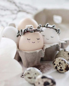 Easy Easter Decorations For The Home: Are you looking for DIY Easter decorations ideas? These homemade Easter decorations include Easter decor ideas with eggs, Easter centrepieces, Easter decorations table and so much more! Plus, if you’re after Easter crafts for adults, Easter crafts kids or Easter crafts decorations, these ideas are brilliant. #easterdecorations #eastercrafts #easterdecor #diy #masonjars #homemade