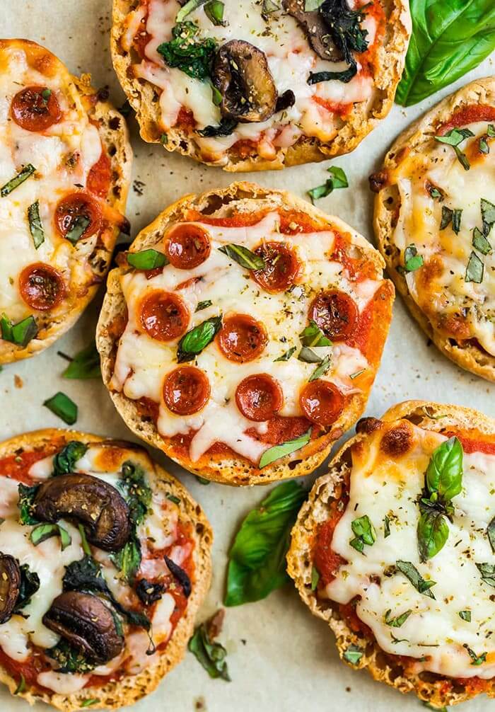English Muffin Pizza - Quick and healthy breakfast ideas you can meal prep, yummy and ready in 30 mins or less. You can enjoy your mornings even if you're busy! meal prep, meal prep for the week, meal plan, meal prep recipes, #mealprepideas #breakfastideas #breakfastrecipes via www.sharpaspirant.com