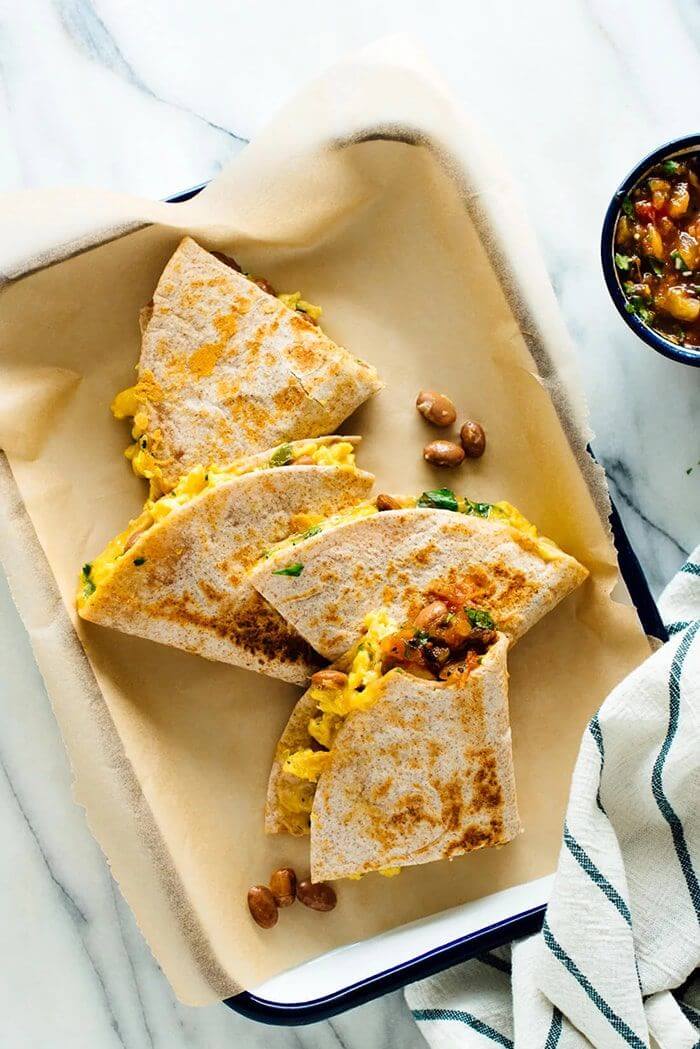 Simple Breakfast Quesadillas - Quick and healthy breakfast ideas you can meal prep, yummy and ready in 30 mins or less. You can enjoy your mornings even if you're busy! meal prep, meal prep for the week, meal plan, meal prep recipes, #mealprepideas #breakfastideas #breakfastrecipes via www.sharpaspirant.com
