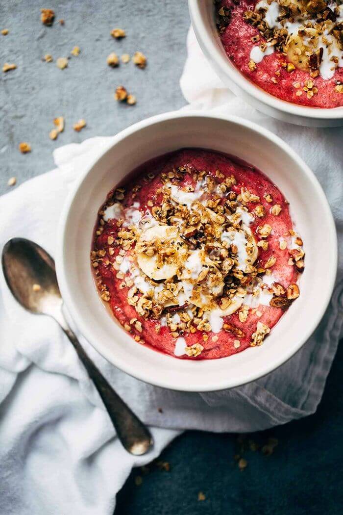 Inner Goddess Raspberry Breakfast Bowls - Quick and healthy breakfast ideas you can meal prep, yummy and ready in 30 mins or less. You can enjoy your mornings even if you're busy! meal prep, meal prep for the week, meal plan, meal prep recipes, #mealprepideas #breakfastideas #breakfastrecipes via www.sharpaspirant.com