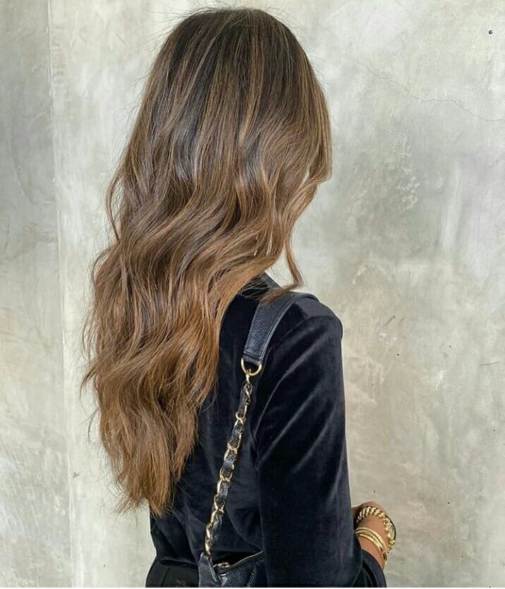 Hair color ideas for brunettes and blonde - do you get the itch of changing your hairstyle + color this summer? Take a look at the following ideas and be inspired before going to your hairstylist! Find brunette balayage, caramel highlights, blonde balayage, bright blonde, and more!