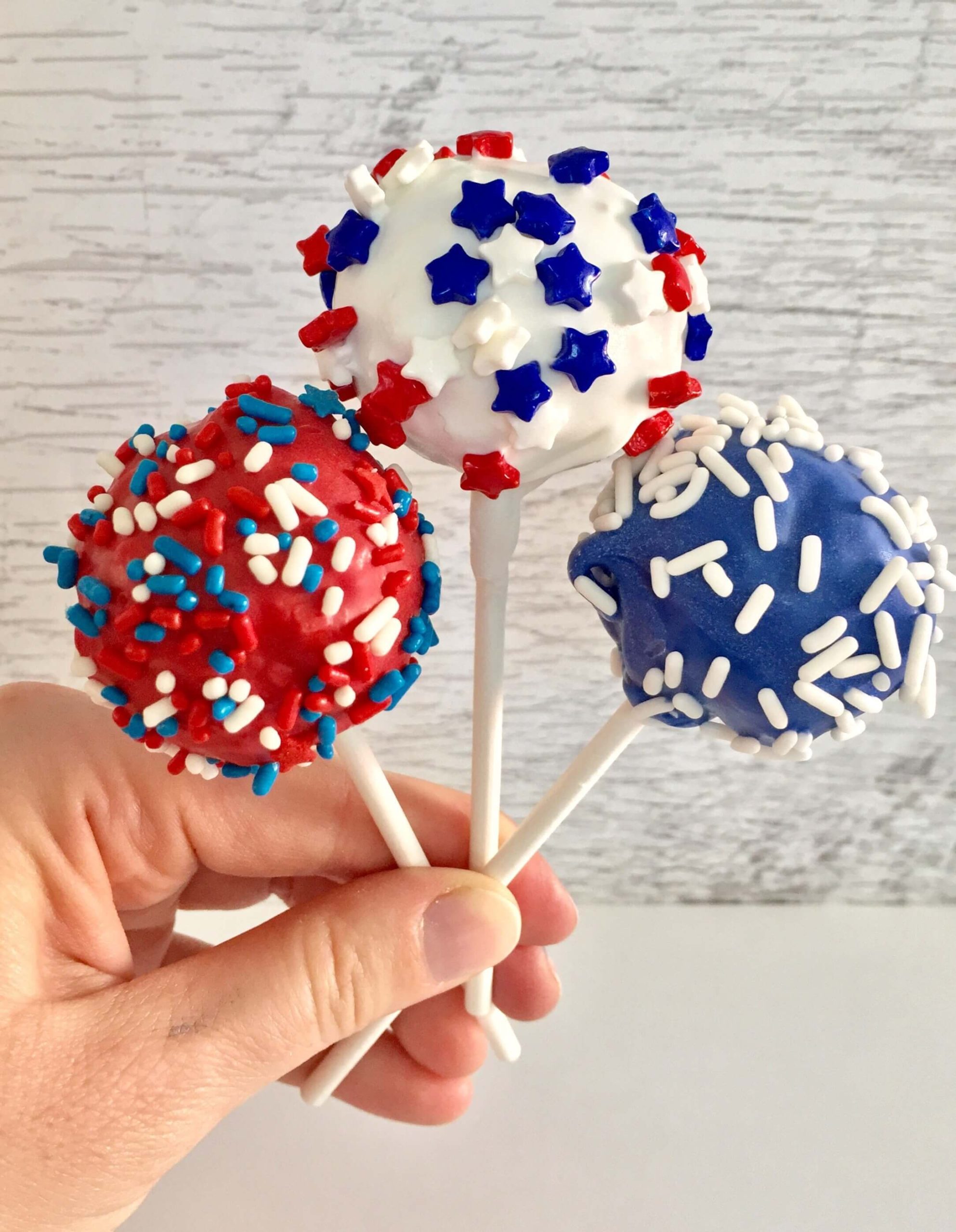 Foolproof Cake Pops via Happy Life Blogspot. These 22 festive and fun 4th of July party food ideas are guaranteed to impress everyone! They are perfect for a large crowd and even kids and adults will love. Find appetizers, BBQ, desserts, and other red, white and blue recipe ideas here!