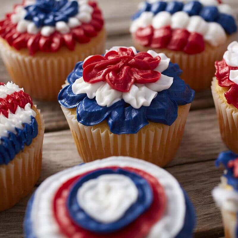 Patriotic Cupcakes with Tip 100 via Wilton. These 22 festive and fun 4th of July party food ideas are guaranteed to impress everyone! They are perfect for a large crowd and even kids and adults will love. Find appetizers, BBQ, desserts, and other red, white and blue recipe ideas here!