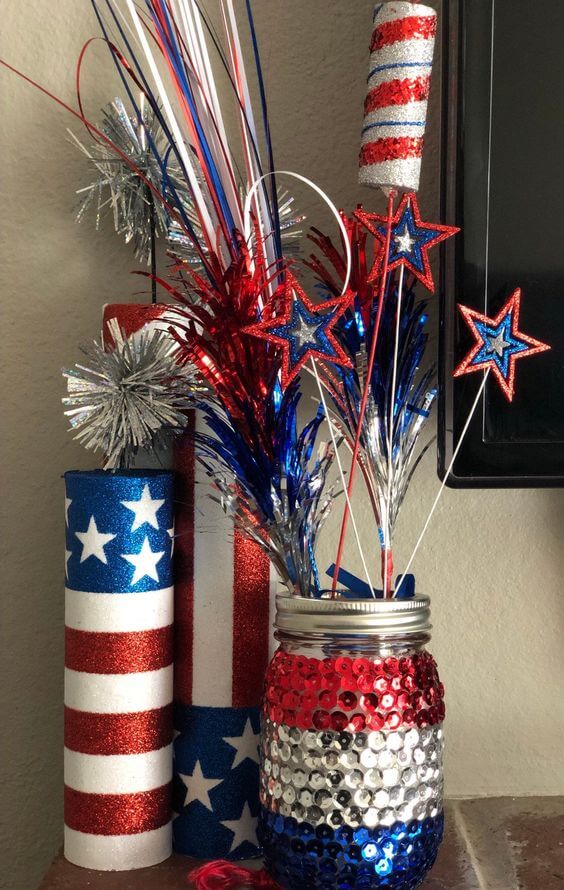 Show your patriotic pride with these easy, cool, and fun 4th of July decorations, DIY and crafts! Find some easy DIY 4th of July printables, wreaths, flags, and more to inspire you! These super simple and lovely decors are a perfect addition to your home, indoor or outdoor space, table, or front porch.