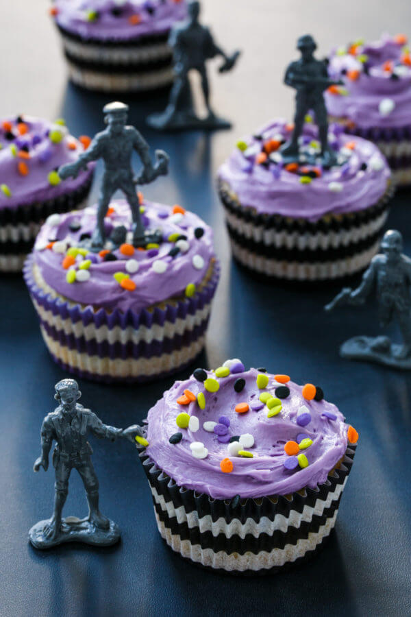 Get creative with these easy cute Halloween cupcake ideas your kids will devour! Add these yummy cupcake recipes to your Halloween party foods and start baking! halloween cupcakes ideas | halloween cupcakes decorations | halloween cupcakes for kids | halloween cupcakes easy | halloween cupcakes | halloween cupcakes decoration scary | Image via Love and Olive Oil