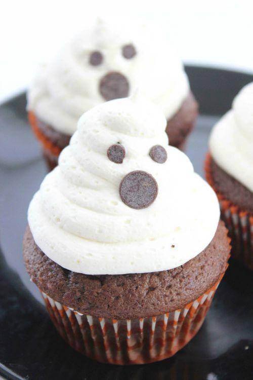 Get creative with these easy cute Halloween cupcake ideas your kids will devour! Add these yummy cupcake recipes to your Halloween party foods and start baking! halloween cupcakes ideas | halloween cupcakes decorations | halloween cupcakes for kids | halloween cupcakes easy | halloween cupcakes | halloween cupcakes decoration scary | Image via Passion for Savings