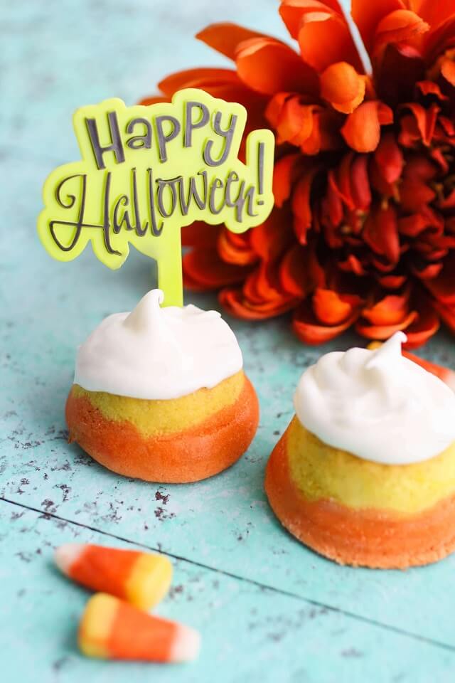 Get creative with these easy cute Halloween cupcake ideas your kids will devour! Add these yummy cupcake recipes to your Halloween party foods and start baking! halloween cupcakes ideas | halloween cupcakes decorations | halloween cupcakes for kids | halloween cupcakes easy | halloween cupcakes | halloween cupcakes decoration scary | Image via Grab a Plate