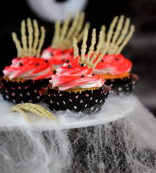 Get creative with these easy cute Halloween cupcake ideas your kids will devour! Add these yummy cupcake recipes to your Halloween party foods and start baking! halloween cupcakes ideas | halloween cupcakes decorations | halloween cupcakes for kids | halloween cupcakes easy | halloween cupcakes | halloween cupcakes decoration scary | Image via Cutefetti