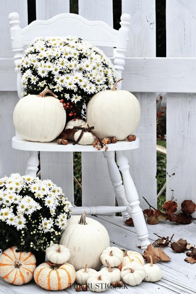 Beautiful and cozy fall decor ideas for the home to warm you up this autumn! Find some great ideas for the living room, front porch, dining room, and more! fall decorations diy | fall decor mantle | fall decor outdoor | fall decor 2020 trends