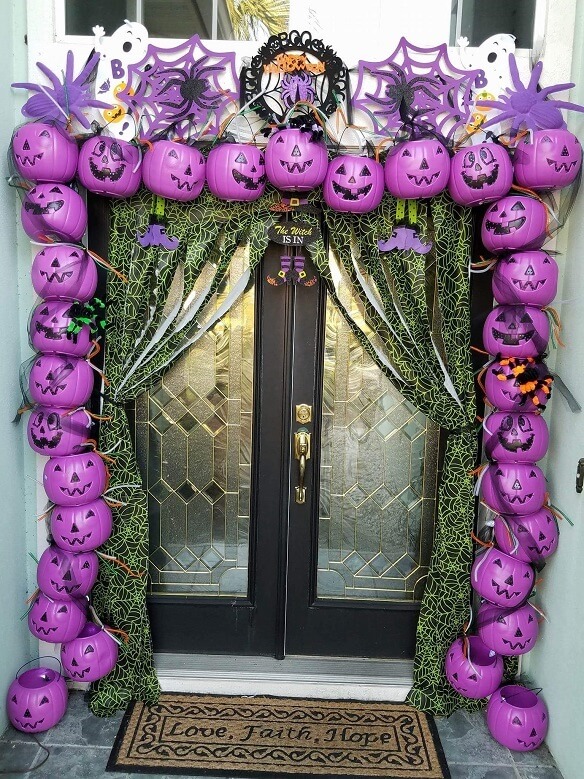 Easy DIY Halloween Decorations for Outdoor and Indoor. Check out some of our top choices for the best easy DIY Halloween decorations and crafts that are perfect outside or inside of your home! #halloween #halloweendecorations #diyhalloweendecorations #easyhalloweendecorations #halloweendecorationsforkids #halloweenpartydecor