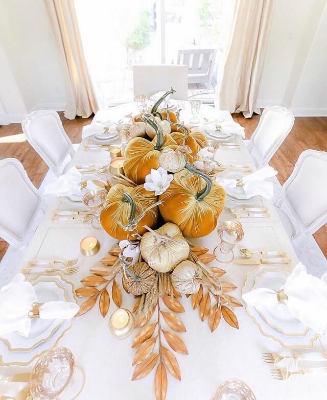 This fall dining table is just perfect! 