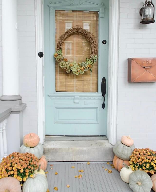 Adorable Fall Porch Ideas - easy and simple ways to make your front porch feel cozy and warm this autumn season!These fall porch ideas will show you how to easily create an autumn-ready porch using simple decors such as fall signs, wreaths, pumpkins, plants, and more! Image Via Homestoriesatoz