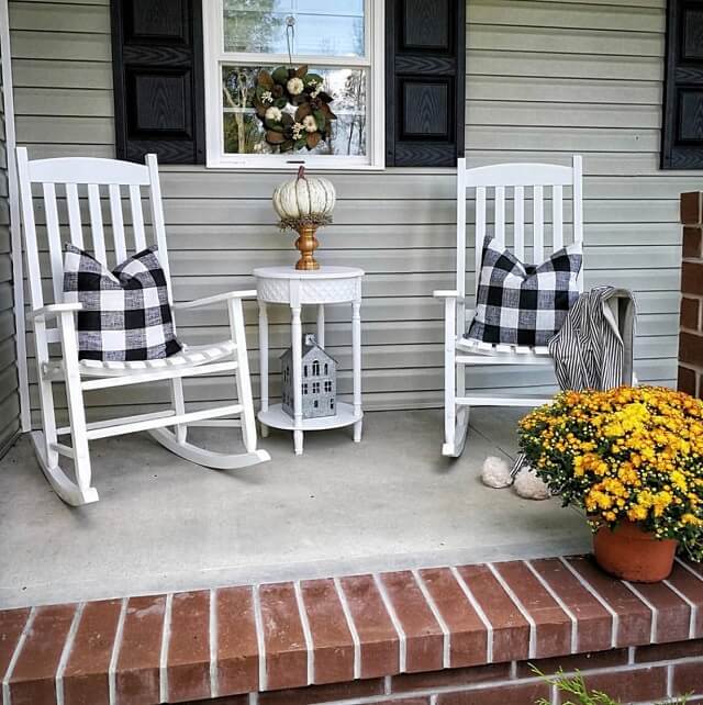 Adorable Fall Porch Ideas - easy and simple ways to make your front porch feel cozy and warm this autumn season!These fall porch ideas will show you how to easily create an autumn-ready porch using simple decors such as fall signs, wreaths, pumpkins, plants, and more! Image Via Bridgewaydesigns