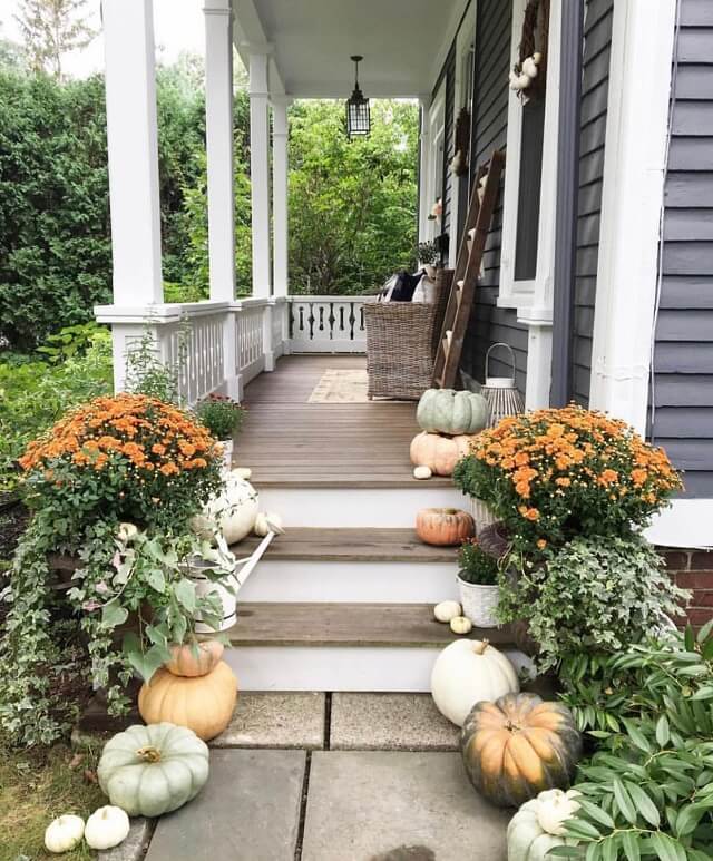 Adorable Fall Porch Ideas - easy and simple ways to make your front porch feel cozy and warm this autumn season!These fall porch ideas will show you how to easily create an autumn-ready porch using simple decors such as fall signs, wreaths, pumpkins, plants, and more! Image Via Finding_lovely