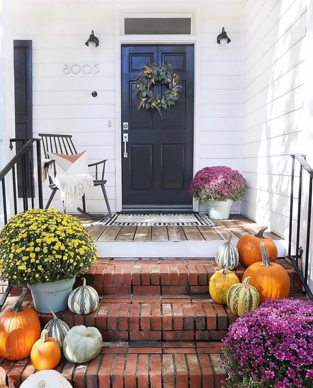 Adorable Fall Porch Ideas - easy and simple ways to make your front porch feel cozy and warm this autumn season!These fall porch ideas will show you how to easily create an autumn-ready porch using simple decors such as fall signs, wreaths, pumpkins, plants, and more! Image Via Sunnycirclestudio