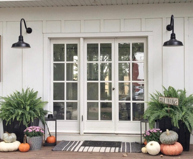 Adorable Fall Porch Ideas - easy and simple ways to make your front porch feel cozy and warm this autumn season!These fall porch ideas will show you how to easily create an autumn-ready porch using simple decors such as fall signs, wreaths, pumpkins, plants, and more! Image Via Prvbsthirtyonegirl