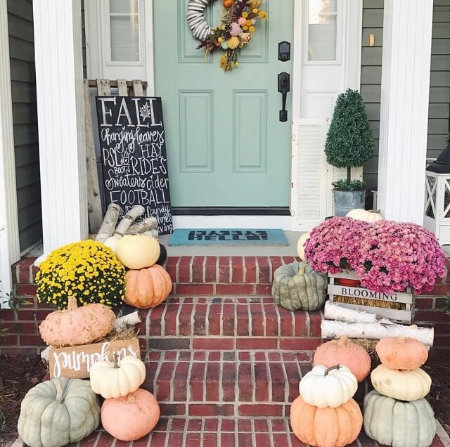Adorable Fall Porch Ideas - easy and simple ways to make your front porch feel cozy and warm this autumn season!These fall porch ideas will show you how to easily create an autumn-ready porch using simple decors such as fall signs, wreaths, pumpkins, plants, and more! Image Via Amylouhawthorne