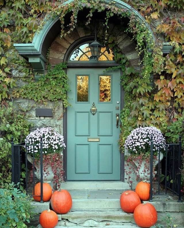 Adorable Fall Porch Ideas - easy and simple ways to make your front porch feel cozy and warm this autumn season!These fall porch ideas will show you how to easily create an autumn-ready porch using simple decors such as fall signs, wreaths, pumpkins, plants, and more! Image Via Skonahem