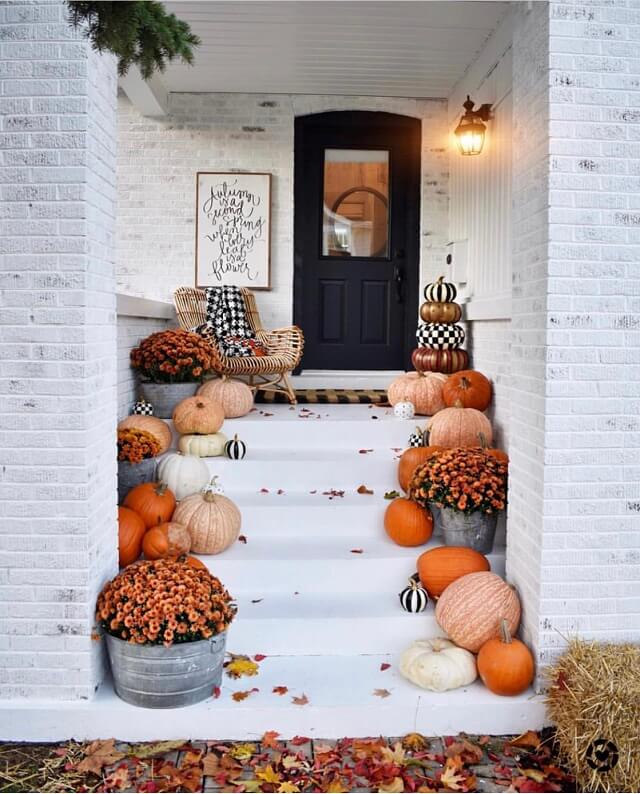 Adorable Fall Porch Ideas - easy and simple ways to make your front porch feel cozy and warm this autumn season!These fall porch ideas will show you how to easily create an autumn-ready porch using simple decors such as fall signs, wreaths, pumpkins, plants, and more! Image Via Kindredvintage