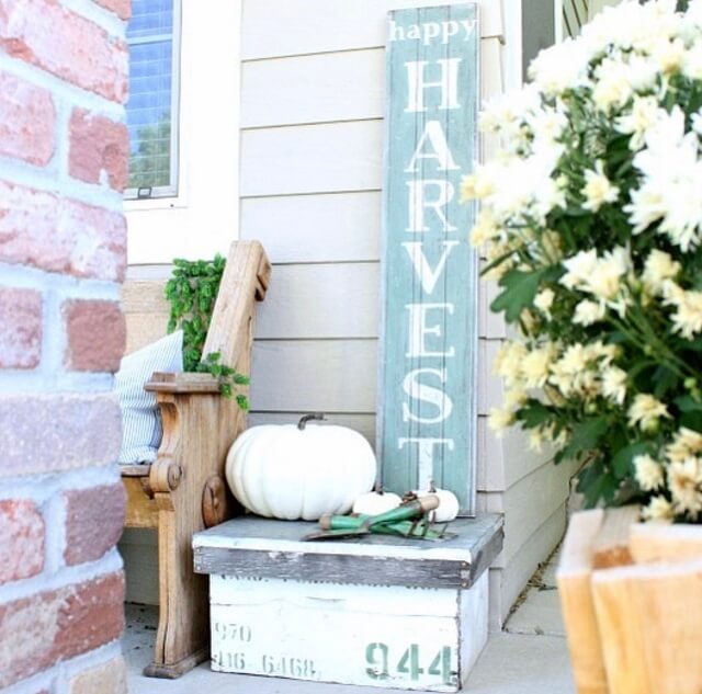 Adorable Fall Porch Ideas - easy and simple ways to make your front porch feel cozy and warm this autumn season!These fall porch ideas will show you how to easily create an autumn-ready porch using simple decors such as fall signs, wreaths, pumpkins, plants, and more! Image Via Thetatteredpew