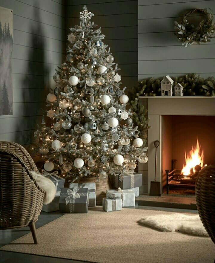 These amazingly beautiful Christmas tree decorations ideas are sure to bring the Holiday Spirit to your homes! Whether you're decorating your first tree for your kids or for the kid in you, take a look at some of our favorite Christmas trees and be inspired. From simple to elegant, traditional to modern, there's something for you here! christmas themes | Christmas tree ideas 2020 | Christmas tree inspiration | Christmas trees 2020 trends
