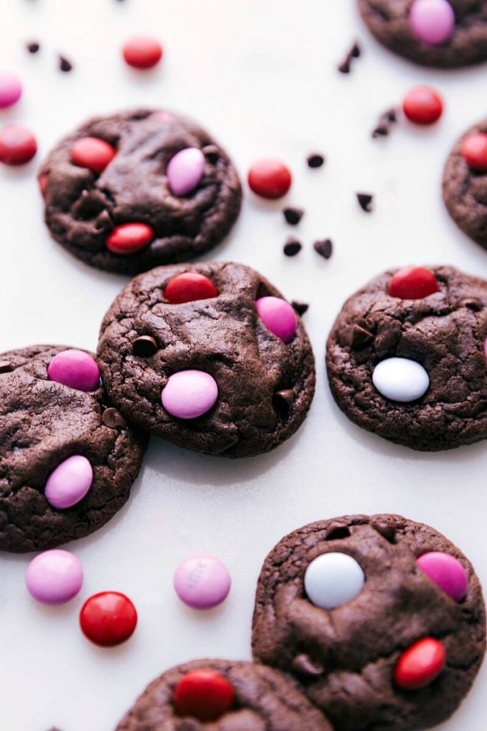 These Valentine's day treat ideas will definitely make your S.O. swoon! Find pink, red, and white heart-shaped sugar cookies, chocolate truffles, French macarons, and more Valentine's day desserts here! 
