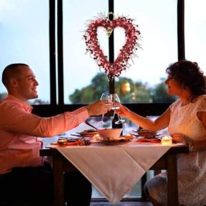 Put some extra sparks to your homes with these pretty, romantic, and affordable Valentine's Day decorations from Amazon! valentines day ideas | valentines day decor ideas | valentine home decor | valentine table decorations easy | valentines day decor outdoor