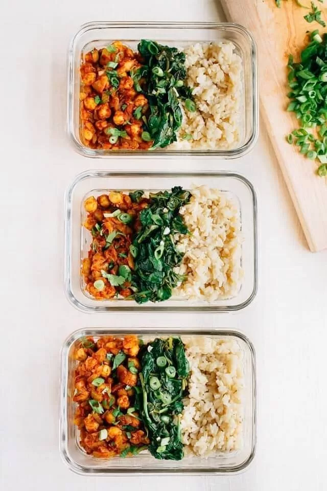 Curried Chickpea Bowls with Garlicky Spinach. These healthy Vegan Meal Prep Ideas are perfect for breakfast, lunch or dinner, easy to cook and delicious to eat! #Meals #MealPrep #HealthyMealPrep #HealthyRecipes #veganrecipes