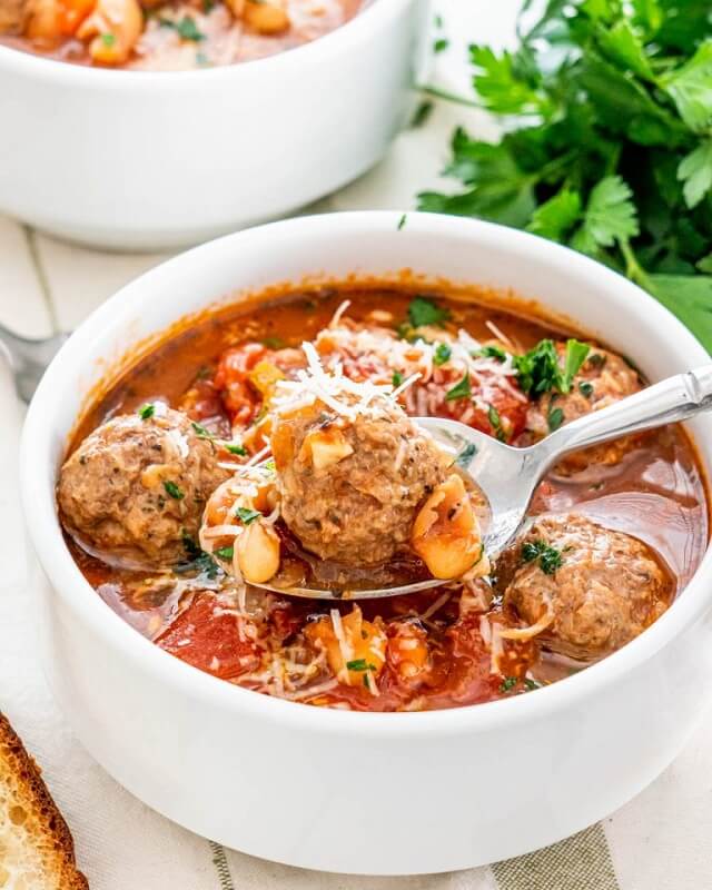 Delicious dinners are just within your reach when you have these easy ground beef recipe ideas! All of these ground beef recipes are simple to make, healthy, and a total hit with the family.