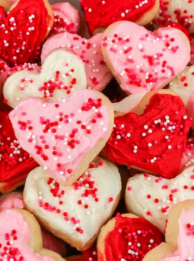 These Valentine's Day cookies ideas are sure to warm anyone's heart! It's time to make some treats for your sweetie! Go check these out!