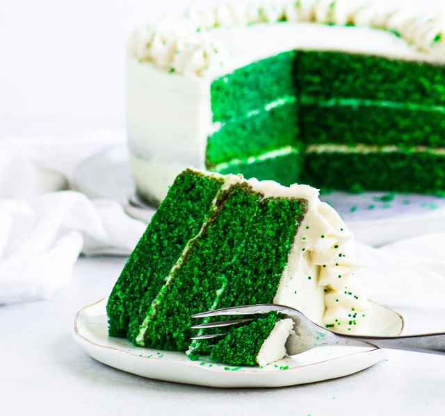 This list of green desserts recipes for St Patrick's Day will offer the ideal finishing touch to any green-themed St. Paddy's Day parties! Check them out!