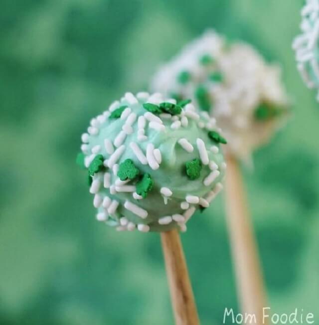 These easy St Patrick's Day desserts recipes are ideal to celebrate the holiday. Try one of these green desserts to feel the luck of the Irish!