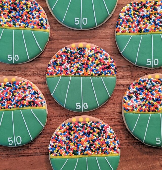 These fun Super Bowl cookies are a deliciously irresistible recipe to serve out on the game day. They'll all be a hit with your guests! Check them out now!