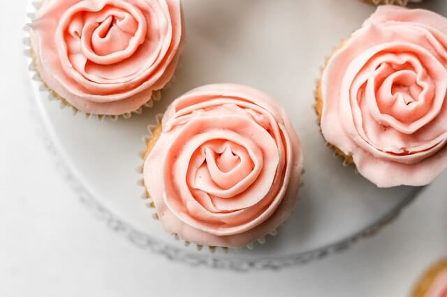 These Mother's Day desserts ideas will satisfy your Mom's sweet taste! We've got recipes for all of Mom's favorites, including strawberry shortcakes, chocolate cupcakes, meringue stacks, and more!
