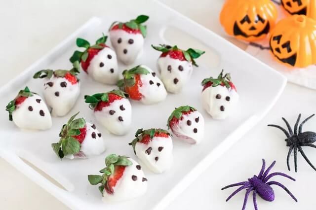 These 30 Halloween snacks are super easy even kids can make them! From spooky eyeball OREO Truffles to fruit-focused snacks, these Halloween snacks are perfect for all ages!