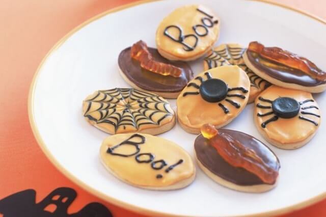 These spooky Halloween biscuits can be made with the help of the kids.