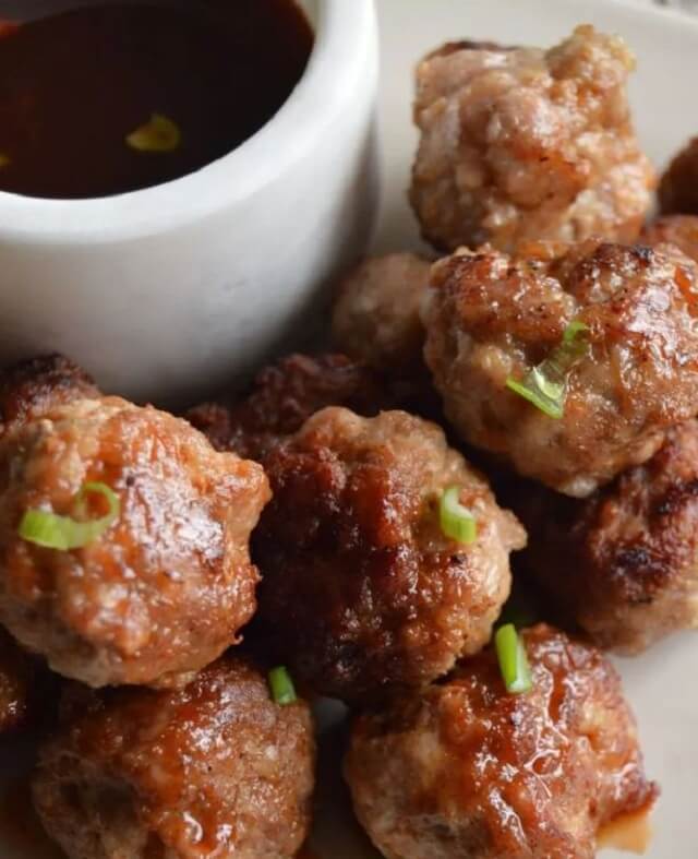 These meatballs are a variant of the enormous pork meatballs that are so well-liked in China.