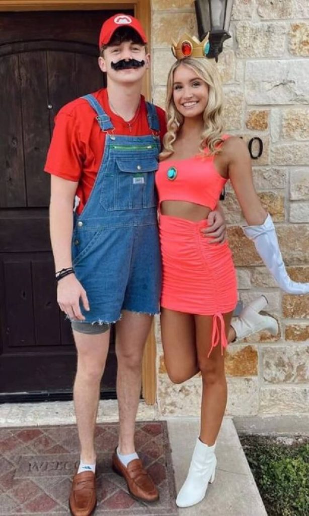 22 Easy Couple Halloween Costumes You'll Want to Copy - Sharp Aspirant