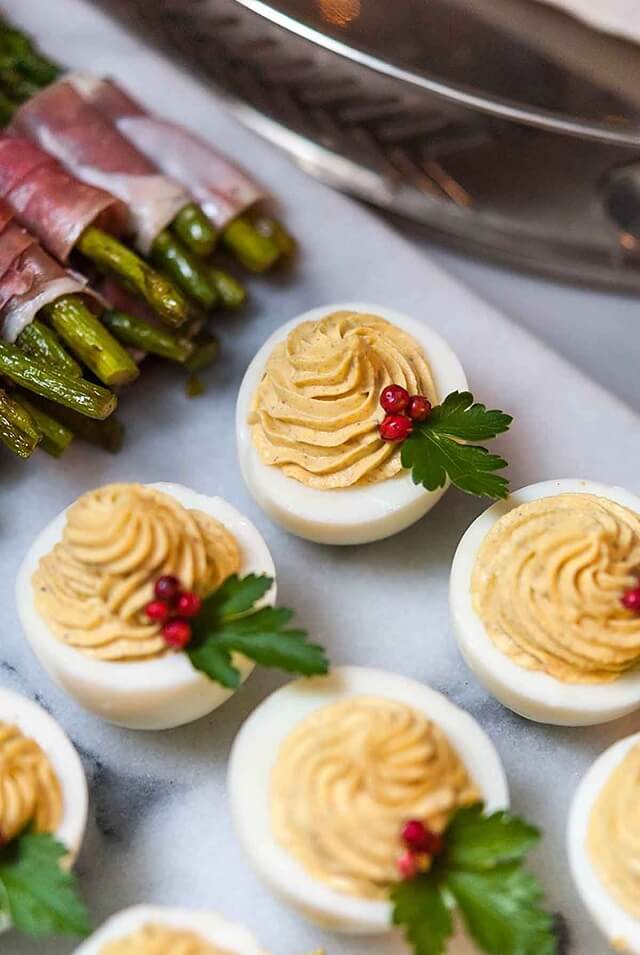 These quick Christmas appetizer recipes will set the tone and kick off an epic holiday dinner! Nothing beats these easy-to-serve finger snacks — some indulgent, some healthy — to keep the entire family happy while they wait for the holiday ham to cook.
