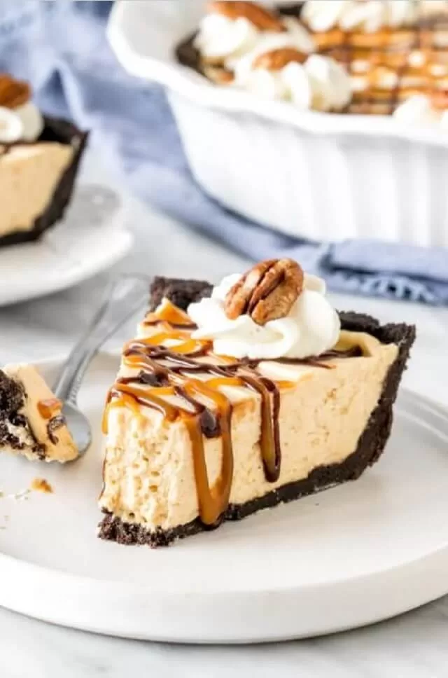 This decadent turtle pie combines caramel, pecans, and chocolate. It has a delicious Oreo cookie crust and a smooth caramel filling and is baked-free.