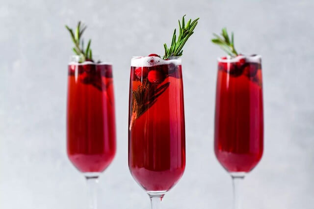 Your holiday season will be cheered up by this list of 21+ Easy Christmas cocktails! From a warm glass of eggnog to cozy cocktails with seasonal accents, there's an impressive cocktail to get everyone in the Christmas spirit and amaze all of your holiday guests.