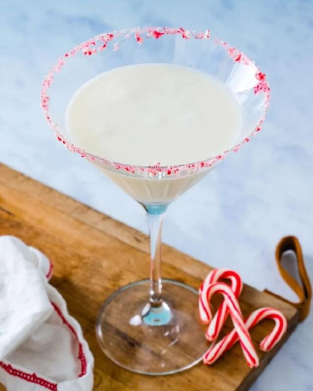 Your holiday season will be cheered up by this list of 21+ Easy Christmas cocktails! From a warm glass of eggnog to cozy cocktails with seasonal accents, there's an impressive cocktail to get everyone in the Christmas spirit and amaze all of your holiday guests.