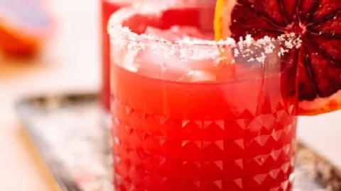 This list of Chinese New Year drinks will help you celebrate the Lunar New Year with these flavorful cocktails! Find popular drinks such as jade cocktail, blood orange margarita, lychee martini, and more that you'll surely enjoy!