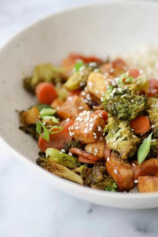 I can't get enough of tofu, I love it so much! So this perfectly crisp tofu, broccoli, and carrots in a sesame-ginger-garlic sauce are a must-try for a healthy dinner.