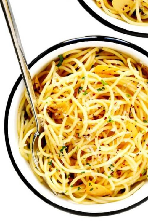 Whipping up a Classic Spaghetti Aglio e Olio is a breeze – you only need 4 basic ingredients